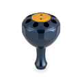 Der Taken X3 Knob 50mm von Taken ist ein metallischer, königsblauer Power Tuning Knauf für Shimano & Daiwa Angelrollen (Hecht & Bigbait), rund mit oberen Löchern und einem goldenen Zentrum, abgebildet auf weißem Hintergrund.
