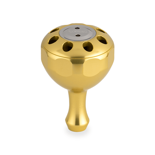 Der Taken X3 Knob 50mm von Taken ist ein goldfarbener, metallischer Power-Tuning-Knopf für Shimano- und Daiwa-Rollen. Er verfügt über eine runde, belüftete Oberseite mit mehreren Löchern und einer zentralen silbernen Scheibe sowie einem kurzen, konischen Schaft. Ideal für das Hecht- und Bigbait-Angeln.