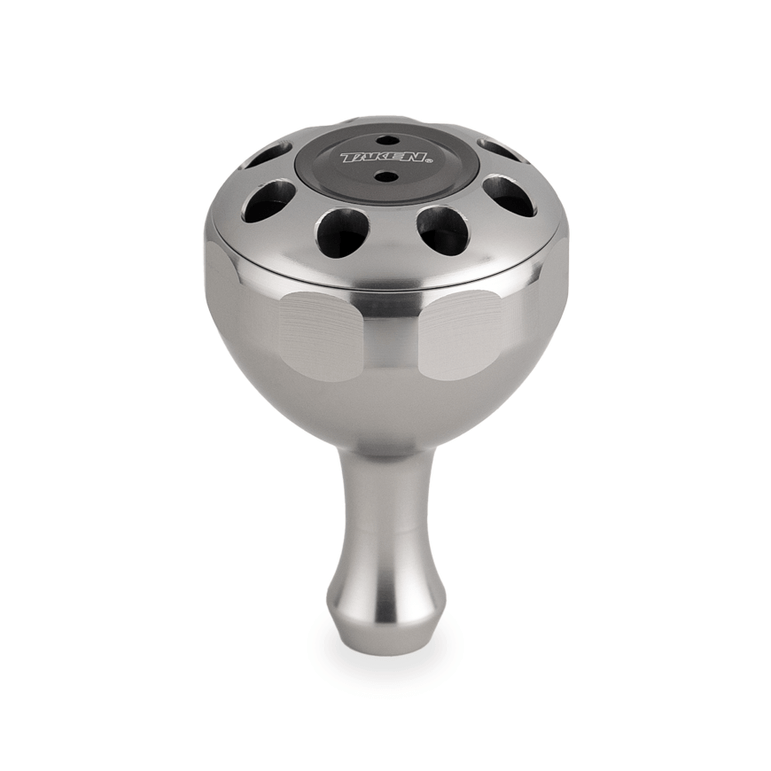 Der Taken X3 Knob 50mm von Taken ist ein kuppelförmiger Power Tuning Griff aus Titan für Shimano & Daiwa Rollen. Er hat eine glatte Oberfläche, runde Aussparungen an der Oberseite, 