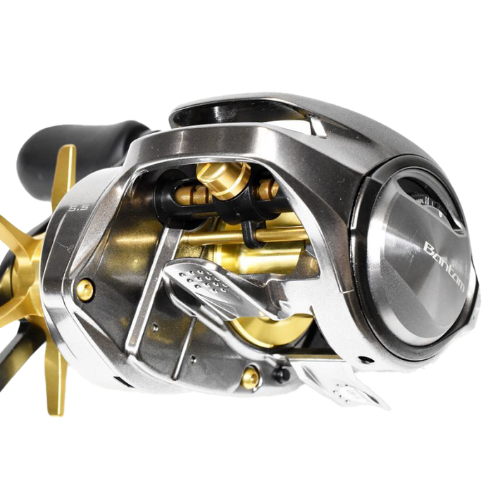 Eine Nahaufnahme des Hedgehog Studio Wormshaft Level Wind Pipe Set für Shimano Metanium- und Bantam-Baitcaster, die Spule, Griff, Bremssystem und präzise Schnurverlegung zeigt – alles vor einem weißen Hintergrund.
