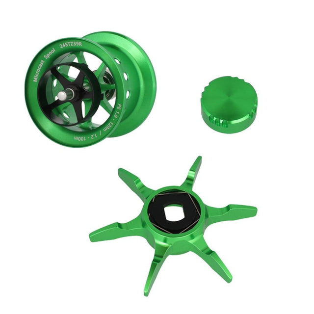 Avail Daiwa 24 Steez SV TW100 Tuning-Kit: Stylische grüne Microcast Spule mit schwarzen Akzenten, dazu ein fetter grüner Knob und ein sechseckiger Drag Star – alles bereit fürs ultimative Reel-Tuning. Perfekt für alle, die richtig Bock auf’s Pimpen ihre Angelrolle haben!.