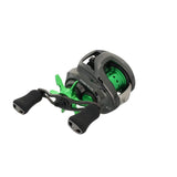 Nahaufnahme vom Avail Daiwa 24 Steez SV TW100 Custom Kit – der perfekte Baitcaster zum Tunen! Stylisches Design mit schwarzen Griffen, grüner Spule, coolen Einstellknöpfen und richtig schicken Metallic-Details auf weißem Hintergrund.