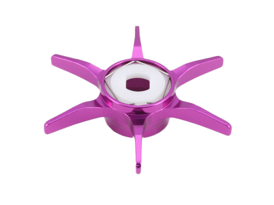 Eine metallische, sechsspeichige, lila Avail Hexagonal Sternbremse für Shimano mit einem weißen sechseckigen Zentrum; dieses maschinell bearbeitete Teil wird in mechanischen oder Automobilanwendungen verwendet.