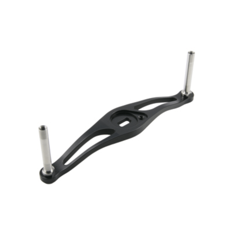 Der Avail Offset Handle STi2 für Shimano 95/100/105mm in Schwarz verfügt über eine schwarze Metallhalterung mit zwei Langlöchern und zwei aufrechten silbernen Zylinderstäben - perfekt für Angler, die ein zuverlässiges Upgrade wünschen.