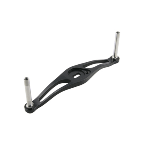 Der Avail Offset Handle STi2 für Shimano 95/100/105mm in Schwarz verfügt über eine schwarze Metallhalterung mit zwei Langlöchern und zwei aufrechten silbernen Zylinderstäben - perfekt für Angler, die ein zuverlässiges Upgrade wünschen.