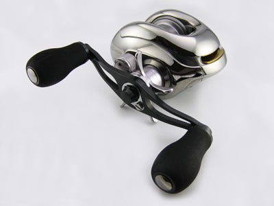 Eine Nahaufnahme eines Avail Offset Handle STi2 für Shimano 95/100/105mm mit zwei schwarzen Schaumstoffgriffen, befestigt an einer silbernen Shimano Baitcasting-Rolle, fotografiert auf einem schlichten weißen Hintergrund - ideal für Angler, die hochwertige Avail-Ausrüstung suchen.