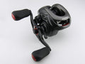 Eine schwarze Baitcasting-Rolle mit rot akzentuierten Doppelgriffen steht auf einem schlichten weißen Hintergrund. Sie trägt die Bezeichnung EXCELER und wurde für passionierte Angler entwickelt. Sie ist kompatibel mit dem Avail Offset Handle STi2 für Shimano 95/100/105mm.