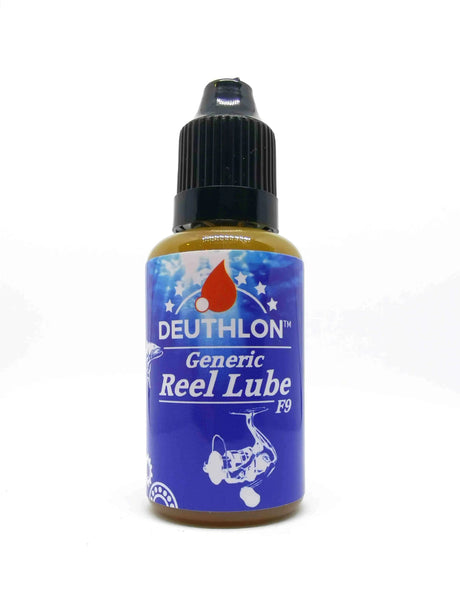 Deuthlon Reel Lube | 30 ml-ideal für die Angelrollen Pflege, verfügt über fortschrittliche DUST-Shield-Technologie. Kommt in einer kleinen Flasche mit blauem Etikett, schwarzer Kappe und Angelrollen-Abbildung auf der Vorderseite.