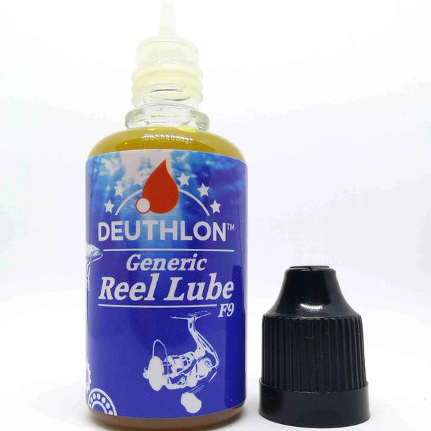 Eine 30-ml-Flasche Deuthlon Reel Lube mit spitzer Applikatorspitze und gelber Flüssigkeit steht neben dem schwarzen Schraubverschluss auf weißem Grund - perfekt für die Angelrollen Pflege und ausgestattet mit DUST-Shield-Technologie.
