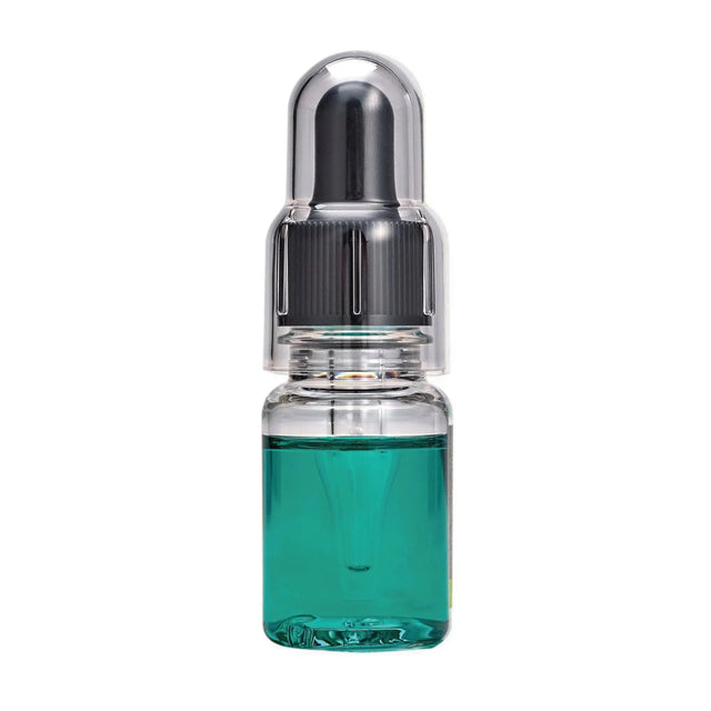Eine kleine Klarglasflasche mit metallischem Tropfverschluss enthält Glitch Oil High Spec Bearing von Glitch Oil Japan. Das Grüne Öl und die integrierte Pipette ermöglichen eine einfache Angelrollenpflege (siehe Abbildung vor weißem Hintergrund).