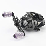 Auf weißem Hintergrund ist eine schwarze Baitcasting-Rolle mit zwei transparenten Gomexus 20-mm-Finesse-Touch-Knob-TPE-Griffen mit violetten Akzenten und einem Metallgehäuse mit verschiedenen Einstellrädern und Mechanismen abgebildet.