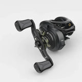 Eine schwarze Baitcastingrolle mit einem Gomexus 85|95 mm Carbon-Griff mit 21 mm großen Komposit-Knöpfen (8 x 5 mm), Metallteilen und Getriebemarkierungen auf schlichtem weißem Hintergrund. Marke: Gomexus.