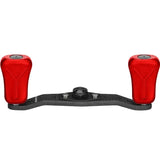 Der Gomexus 85|95 mm Carbon-Griff verfügt über zwei 21 mm große rote Verbundknöpfe (8 x 5 mm) und ist ideal für Baitcasting-Rollen oder andere Angelausrüstung.