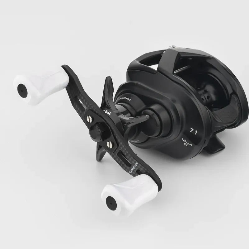 Nahaufnahme eines Gomexus 85|95 mm Carbon-Griffs mit 21 mm großen Verbundknöpfen (8 x 5 mm) in Schwarz, mit Übersetzungsmarkierungen und elegantem Design auf hellgrauem Hintergrund. Marke: Gomexus.