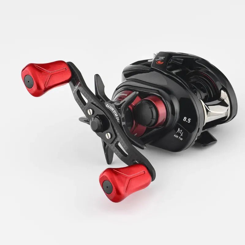 Eine schwarz-rote Gomexus 85|95 mm Baitcastingrolle mit Carbongriff, 21 mm Verbundknöpfen (8 x 5 mm) und sichtbaren Getriebemarkierungen, seitlich mit „8,5“ beschriftet, abgebildet vor einem weißen Hintergrund.