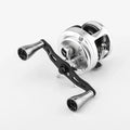 Eine silber-schwarze Baitcasting-Rolle mit zwei Griffen und Metallrahmen, mit einem Gomexus 95mm Carbongriff mit A20P Knöpfen, von Gomexus, auf einem schlichten weißen Hintergrund.