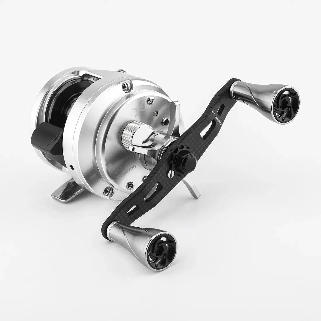 Eine Nahaufnahme zeigt eine silberne Baitcasting-Rolle mit dem Gomexus 95mm Carbon Handle mit A20P Knobs von Gomexus, mit zwei ergonomischen Knöpfen, vor einem schlichten weißen Hintergrund.