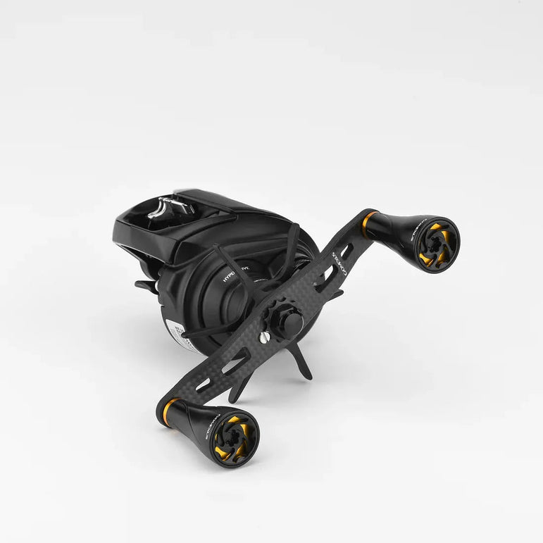 Eine schwarze Baitcasting-Angelrolle mit zwei Griffen, ausgestattet mit dem Gomexus 95mm Carbon Handle mit A20P Knobs von Gomexus und einer sichtbaren Spule, fotografiert auf einem schlichten weißen Hintergrund.