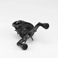 Eine schwarze Angelrolle mit einem Gomexus 95mm Carbon Griff mit A20P Knobs von Gomexus, hergestellt aus TORAY-Carbon und ausgestattet mit zwei ergonomischen A20P Knobs, wird auf einem weißen Hintergrund dargestellt.