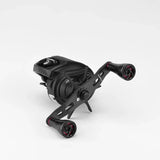 Eine schwarze Angelrolle mit einem Gomexus 95mm Carbon Griff mit A20P Knobs von Gomexus, hergestellt aus TORAY-Carbon und ausgestattet mit zwei ergonomischen A20P Knobs, wird auf einem weißen Hintergrund dargestellt.