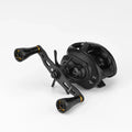 Eine schwarze Baitcasting-Angelrolle mit zwei Griffen und orangefarbenen Akzenten ist auf weißem Hintergrund abgebildet. Sie verfügt über den Gomexus 95mm Carbongriff mit A20P Knobs für verbesserte Griffigkeit und Leistung. Die seitlichen und oberen Merkmale sind sichtbar.