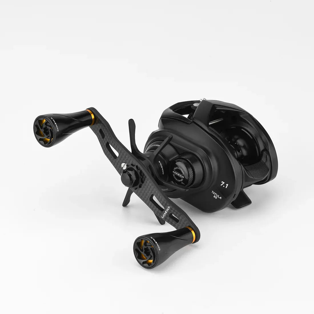 Eine schwarze Baitcasting-Angelrolle mit zwei Griffen und orangefarbenen Akzenten ist auf weißem Hintergrund abgebildet. Sie verfügt über den Gomexus 95mm Carbongriff mit A20P Knobs für verbesserte Griffigkeit und Leistung. Die seitlichen und oberen Merkmale sind sichtbar.