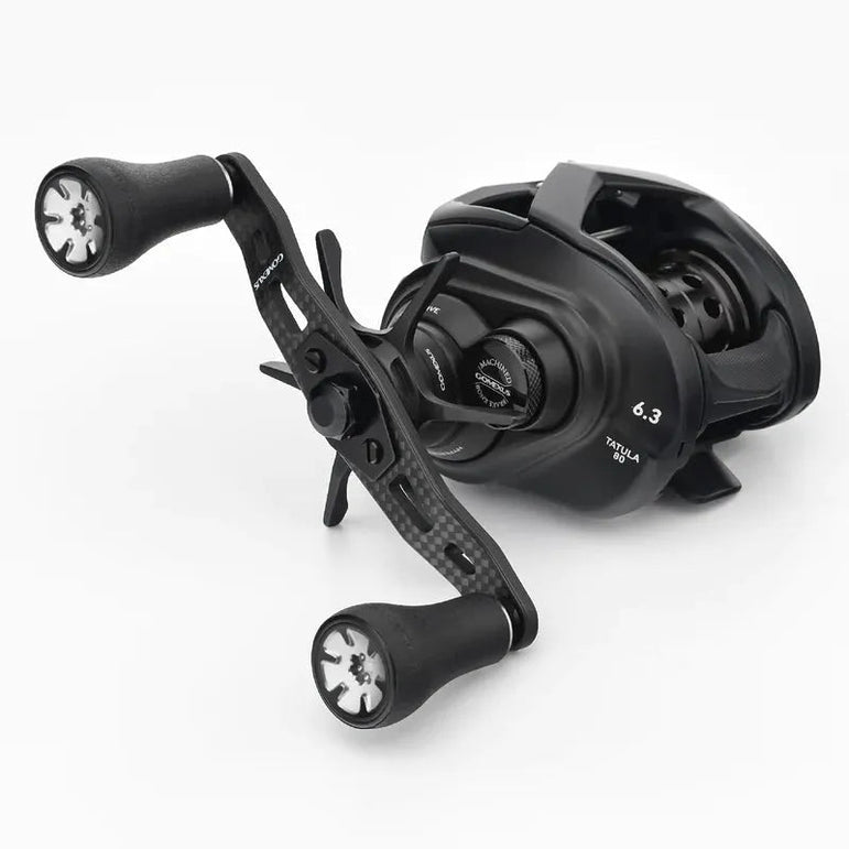 Der Gomexus 95mm Carbon Griff mit P20 Knobs ist ein schwarzer Angelrollengriff von Gomexus mit sichtbaren Einstellknöpfen, doppelten P20 Knob Griffen und einer seitlichen Übersetzungsmarkierung von 6,3, dargestellt auf einem schlichten weißen Hintergrund.