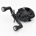 Der Gomexus 95mm Carbon Griff mit P20 Knobs ist ein schwarzer Angelrollengriff von Gomexus mit sichtbaren Einstellknöpfen, doppelten P20 Knob Griffen und einer seitlichen Übersetzungsmarkierung von 6,3, dargestellt auf einem schlichten weißen Hintergrund.