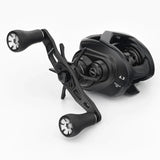 Der Gomexus 95mm Carbon Griff mit P20 Knobs ist ein schwarzer Angelrollengriff von Gomexus mit sichtbaren Einstellknöpfen, doppelten P20 Knob Griffen und einer seitlichen Übersetzungsmarkierung von 6,3, dargestellt auf einem schlichten weißen Hintergrund.