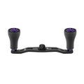 Der Gomexus 95mm Carbon Handle mit P20 Knobs von Gomexus verfügt über einen schwarzen Kohlefaserarm und zwei strukturierte schwarze P20 Knobs mit metallischen lila Akzenten (Farbe: Lila), die für eine einfache Befestigung an Ihrer Angelrolle konzipiert sind.