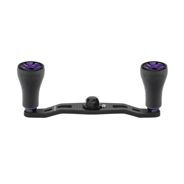 Der Gomexus 95mm Carbon Handle mit P20 Knobs von Gomexus verfügt über einen schwarzen Kohlefaserarm und zwei strukturierte schwarze P20 Knobs mit metallischen lila Akzenten (Farbe: Lila), die für eine einfache Befestigung an Ihrer Angelrolle konzipiert sind.