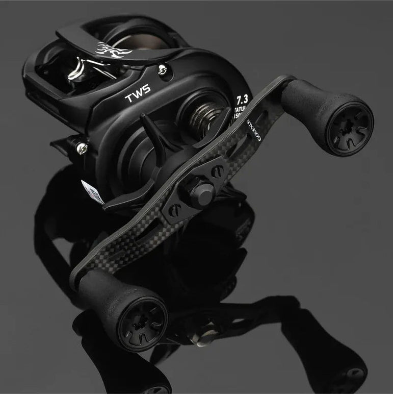 Eine Nahaufnahme des Gomexus 95mm Carbon Handle mit P20 Knobs, mit schwarzen Doppelgriffen und umweltfreundlichen P20 Knobs aus TPE-Material. Auf der glänzenden Oberfläche sind das Branding und die mechanischen Details deutlich zu erkennen, wobei die Markierungen für TWS und 7.3 sichtbar sind.