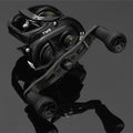 Eine Nahaufnahme des Gomexus 95mm Carbon Handle mit P20 Knobs, mit schwarzen Doppelgriffen und umweltfreundlichen P20 Knobs aus TPE-Material. Auf der glänzenden Oberfläche sind das Branding und die mechanischen Details deutlich zu erkennen, wobei die Markierungen für TWS und 7.3 sichtbar sind.