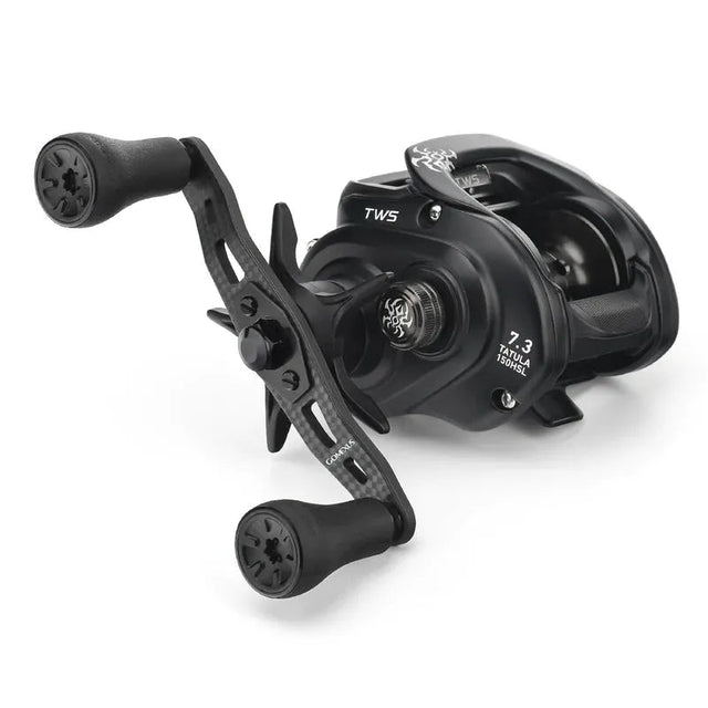 Eine Nahaufnahme einer schwarzen Baitcasting-Rolle mit einem 95-mm-Carbongriff mit P20-Knöpfen von Gomexus, mit Sternwiderstandseinstellung, 7,3 TATULA 150HSL-Übersetzungsmarkierungen und sichtbaren internen Komponenten.