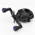 Der Gomexus 95-mm-Carbongriff mit lila P20-Knöpfen aus umweltfreundlichem TPE-Material ist auf einer schwarzen Baitcasting-Rolle mit einem Übersetzungsverhältnis von 6,3 abgebildet, die auf einem schlichten weißen Hintergrund steht.