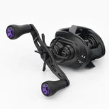 Der Gomexus 95-mm-Carbongriff mit lila P20-Knöpfen aus umweltfreundlichem TPE-Material ist auf einer schwarzen Baitcasting-Rolle mit einem Übersetzungsverhältnis von 6,3 abgebildet, die auf einem schlichten weißen Hintergrund steht.