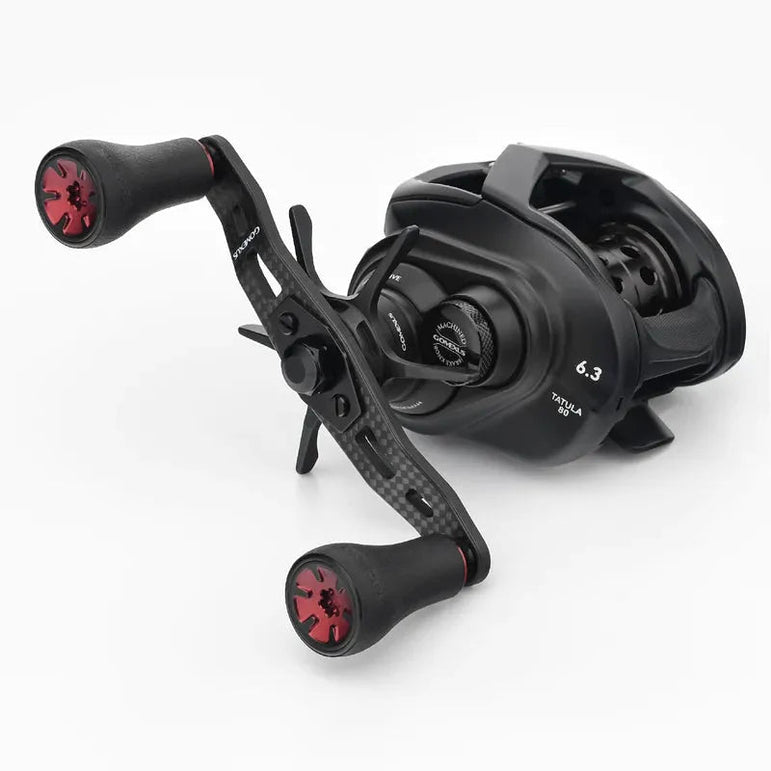 Der Gomexus 95mm Carbon Griff mit P20 Knöpfen ist ein schwarzes Upgrade für Baitcasting-Rollen mit rot akzentuierten P20 Knöpfen und Griffen, mit einer 6.3 Übersetzung von Gomexus, dargestellt auf einem schlichten weißen Hintergrund.