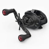 Der Gomexus 95mm Carbon Griff mit P20 Knöpfen ist ein schwarzes Upgrade für Baitcasting-Rollen mit rot akzentuierten P20 Knöpfen und Griffen, mit einer 6.3 Übersetzung von Gomexus, dargestellt auf einem schlichten weißen Hintergrund.