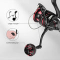 Nahaufnahme des Gomexus Aluminiumgriffs für Shimano Vanford von Gomexus mit rot-schwarzem Power Knob. Die Diagramme zeigen „längeres Drehmoment“ mit einem Armsymbol und „bequemen Griff“, wenn eine Hand den Aluminiumgriff hält.