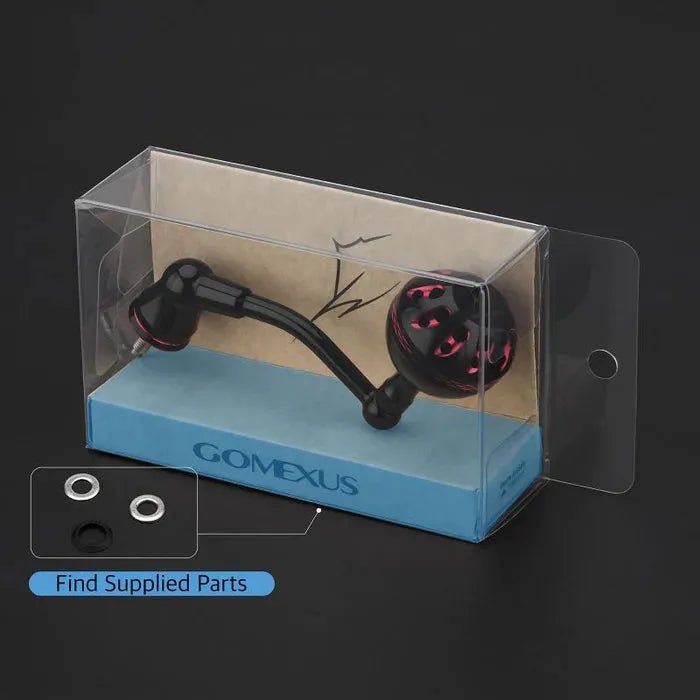 Ein schwarz-pinker Gomexus Aluminium-Griff für Shimano Vanford mit rundem Power Knob wird in einem transparenten, mit Gomexus beschrifteten Karton präsentiert. Zwei kleine Unterlegscheiben, die als mitgelieferte Teile gekennzeichnet sind, befinden sich außerhalb des Kartons auf schwarzem Hintergrund.