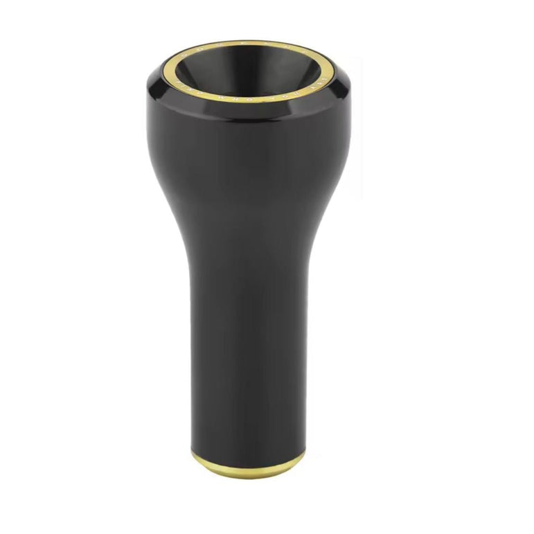 Der 24-mm-Aluminiumknopf von Gomexus ist genau das Upgrade, das Sie Ihrem Baitcaster gönnen sollten! Das stylische schwarze Design mit zylindrischem Sockel und leicht ausgestelltem Ende bringt direkt einen modernen Look an deine Rolle. Goldene Akzente an Rand und Basis setzen nochmal richtig schöne Highlights – so sieht dein Tuning nicht nur edel aus, sondern spiegelt auch jedes Licht mega schön breiter wider. Perfekt für alle, die ihrer Rolle ein individuelles Finish verleihen wollen!.