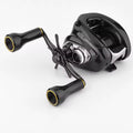 Hier siehst du den Gomexus Aluminium Knob in 24mm – der perfekte Tuning-Knauf für deine Baitcaster! Das Teil kommt in edlem Schwarz, mit stylischen gelben Ringen und ultraleichten Aero-Alu-Griffen. Dank des kompakten Designs passt er super zu jeder Rolle und der Hochglanz-Metallic-Look sorgt für das gewisse Extra an deiner Kombo. Mit diesem Knopf pimpst du nicht nur das Aussehen deiner Rolle, sondern hast auch richtig Grip beim Angeln! Ideal für alle, die auf Custom-Parts und Performance stehen.