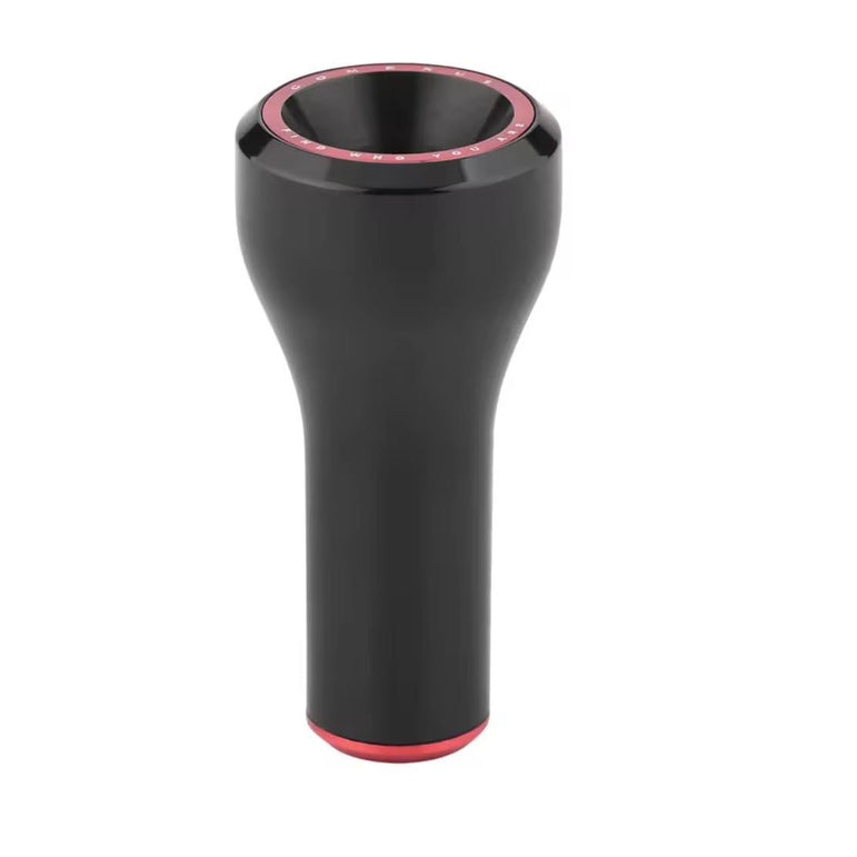 Der Gomexus Aluminium Knob 24mm kommt im frischen Black-Look mit cooler Hourglass-Form – oben extra breit, unten schlank. Gefertigt aus hochwertigem Aero-Aluminium, verpasst dir der Knob nicht nur Style am Baitcaster, sondern auch richtig guten Grip. Rote Highlights an Rand und Basis sorgen für das gewisse Extra, während die matte Oberfläche super angenehm in der Hand liegt. Perfekt für alle, die beim Tuning ihrer Rolle wirklich reißen wollen!.