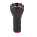 Der Gomexus Aluminium Knob 24mm kommt im frischen Black-Look mit cooler Hourglass-Form – oben extra breit, unten schlank. Gefertigt aus hochwertigem Aero-Aluminium, verpasst dir der Knob nicht nur Style am Baitcaster, sondern auch richtig guten Grip. Rote Highlights an Rand und Basis sorgen für das gewisse Extra, während die matte Oberfläche super angenehm in der Hand liegt. Perfekt für alle, die beim Tuning ihrer Rolle wirklich reißen wollen!.