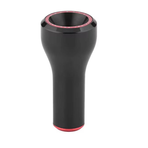 Der Gomexus Aluminium Knob 24mm kommt im frischen Black-Look mit cooler Hourglass-Form – oben extra breit, unten schlank. Gefertigt aus hochwertigem Aero-Aluminium, verpasst dir der Knob nicht nur Style am Baitcaster, sondern auch richtig guten Grip. Rote Highlights an Rand und Basis sorgen für das gewisse Extra, während die matte Oberfläche super angenehm in der Hand liegt. Perfekt für alle, die beim Tuning ihrer Rolle wirklich reißen wollen!.