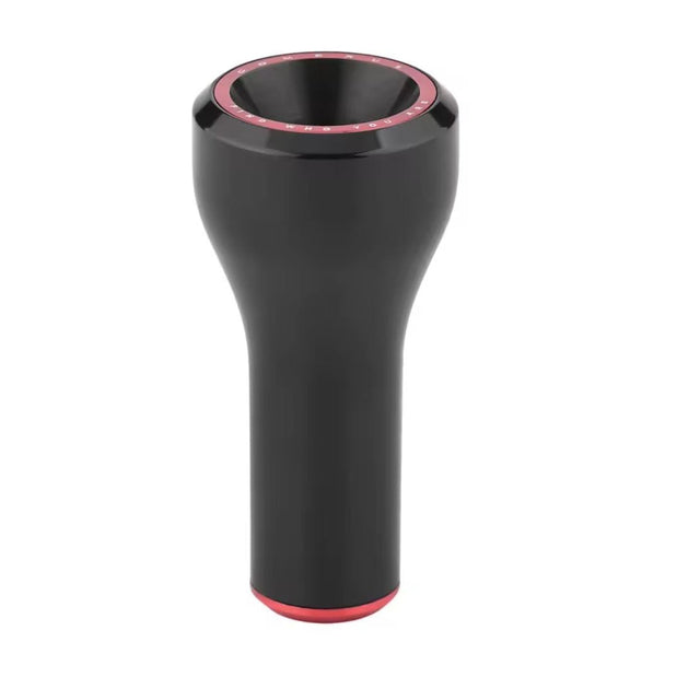 Der Gomexus Aluminium Knob 24mm kommt im frischen Black-Look mit cooler Hourglass-Form – oben extra breit, unten schlank. Gefertigt aus hochwertigem Aero-Aluminium, verpasst dir der Knob nicht nur Style am Baitcaster, sondern auch richtig guten Grip. Rote Highlights an Rand und Basis sorgen für das gewisse Extra, während die matte Oberfläche super angenehm in der Hand liegt. Perfekt für alle, die beim Tuning ihrer Rolle wirklich reißen wollen!.