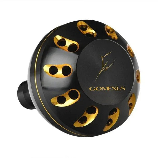 Der Gomexus Aluminium Reel Power Knob 45-47 mm (Typ B) ist ein runder, schwarz-goldener Angelrollenknauf mit mehreren runden Aussparungen und dem GOMEXUS-Logo in Gold auf der Vorderseite.