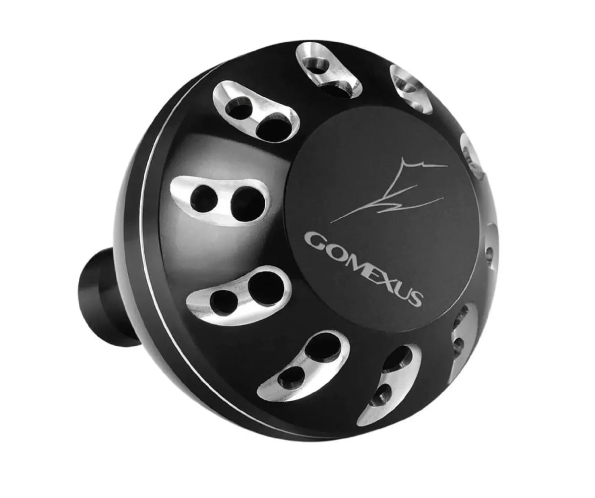 Ein Gomexus Aluminium Reel Power Knob 45-47 mm (Typ B) in Schwarz und Silber mit kreisförmigen Ausschnitten und dem Logo auf der Vorderseite, abgebildet auf weißem Hintergrund.