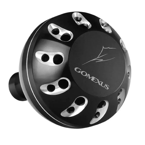 Ein Gomexus Aluminium Reel Power Knob 45-47 mm (Typ B) in Schwarz und Silber mit kreisförmigen Ausschnitten und dem Logo auf der Vorderseite, abgebildet auf weißem Hintergrund.