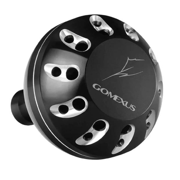 Ein Gomexus Aluminium Reel Power Knob 45-47 mm (Typ B) in Schwarz und Silber mit kreisförmigen Ausschnitten und dem Logo auf der Vorderseite, abgebildet auf weißem Hintergrund.